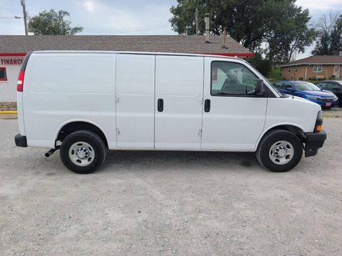 Used 2018 Chevrolet Express 2500 RWD image 2