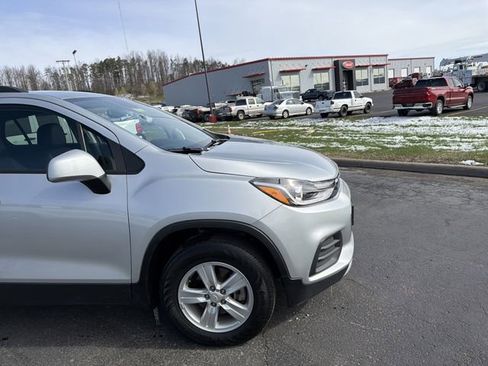 Used 2022 Chevrolet Trax LT w/ LT Convenience Package image 2