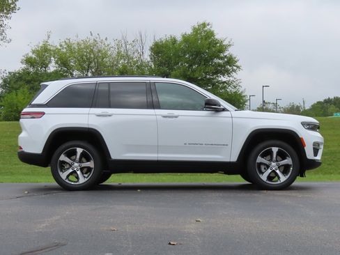 New 2025 Jeep Grand Cherokee Limited w/ Luxury Tech Group II image 2