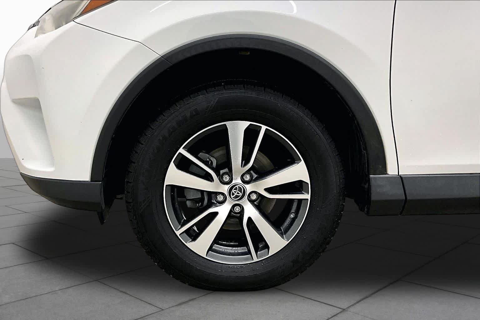 Used 2018 Toyota RAV4 XLE w/ Plus Extra Value Package FWD image 11