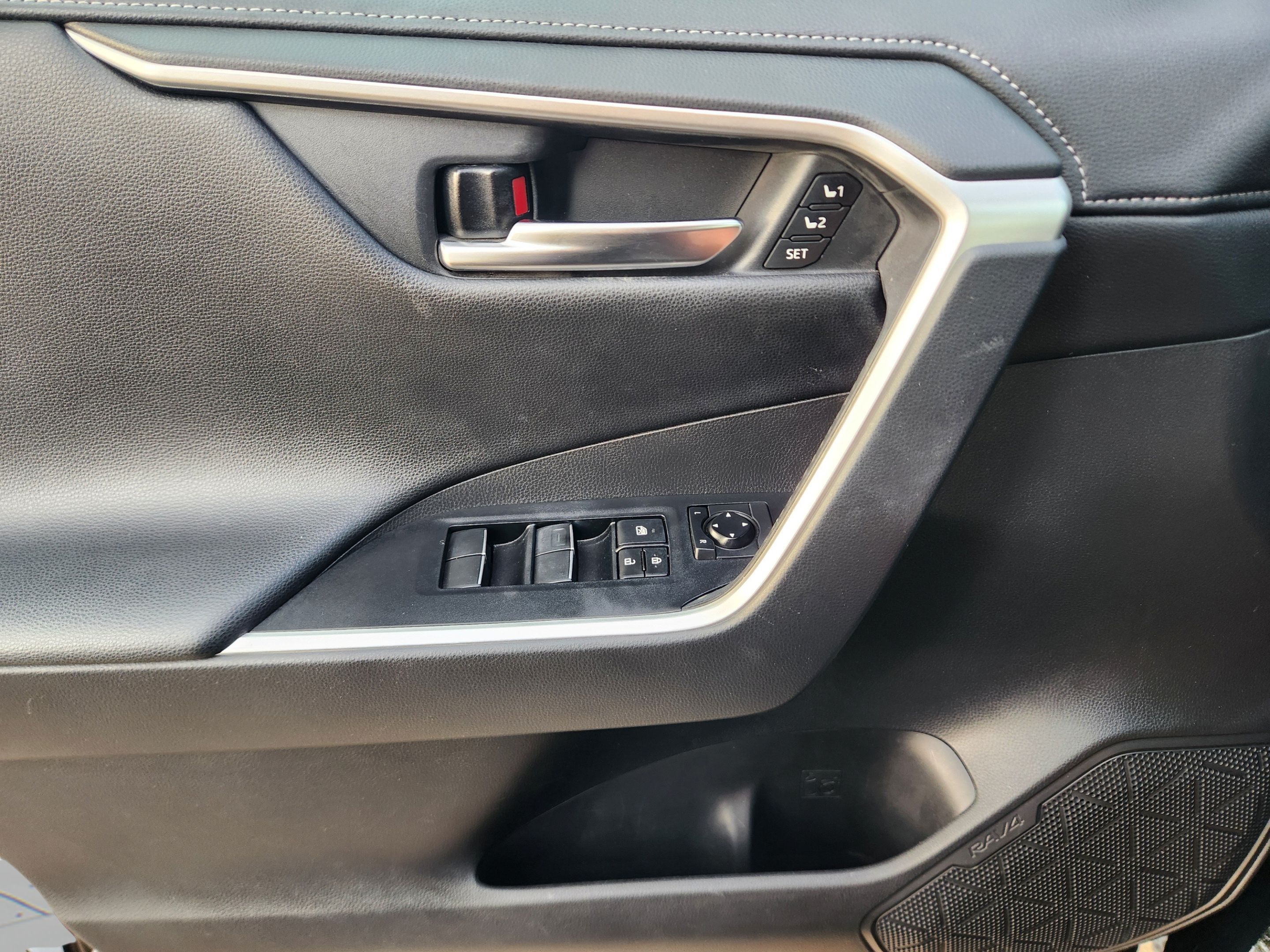 Used 2019 Toyota RAV4 Limited w/ Cold Weather Package FWD image 17