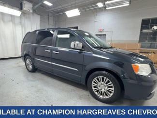 Used 2014 Chrysler Town & Country Touring-L w/ Driver Convenience Group video 2