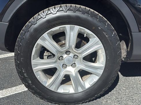 Used 2019 Land Rover Range Rover Evoque SE Premium image 14