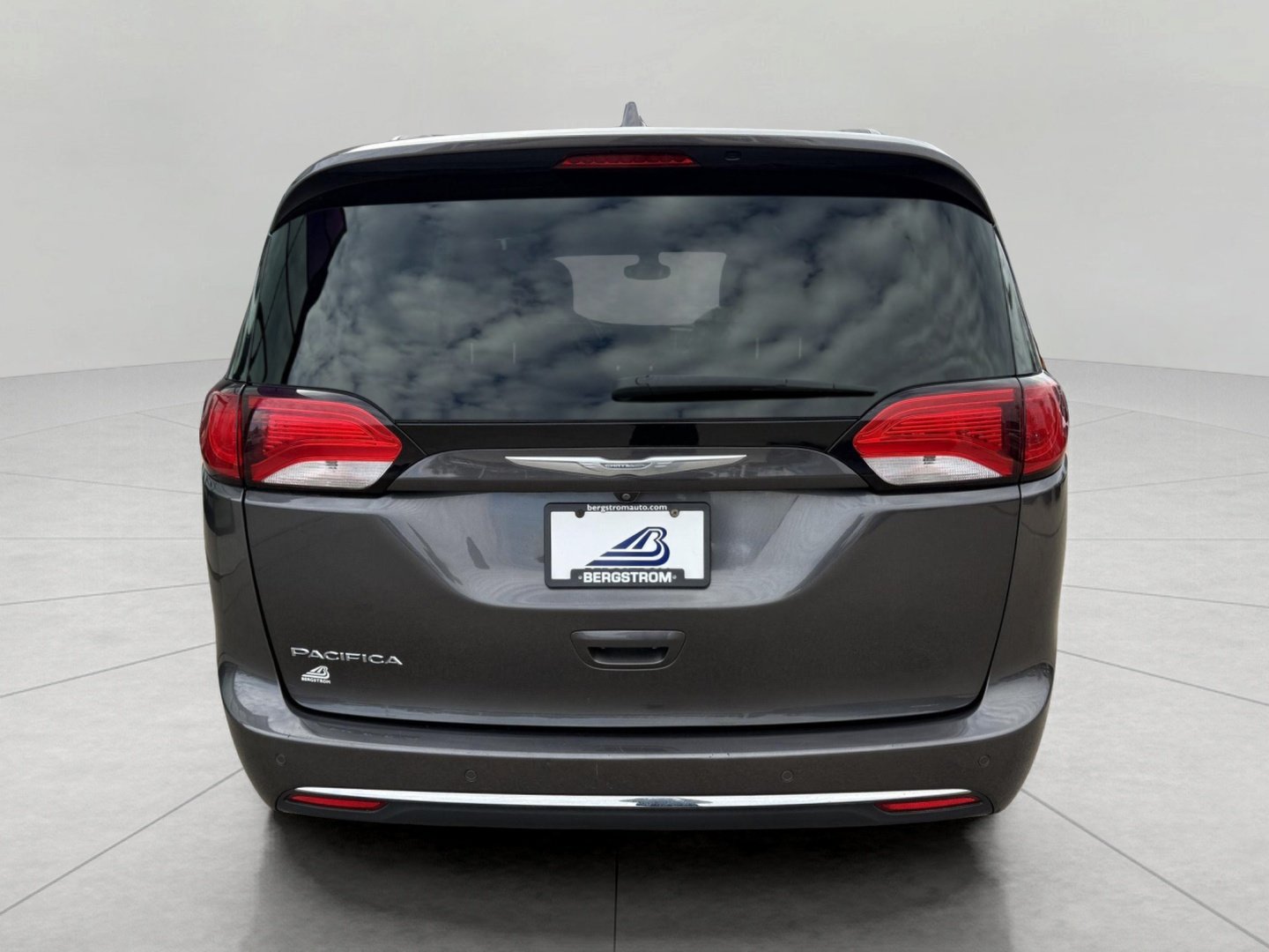 Used 2017 Chrysler Pacifica Touring-L w/ Tire & Wheel Group FWD image 11