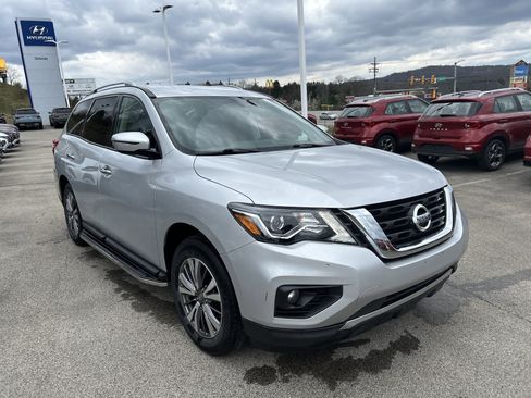 Used 2020 Nissan Pathfinder SV image 1