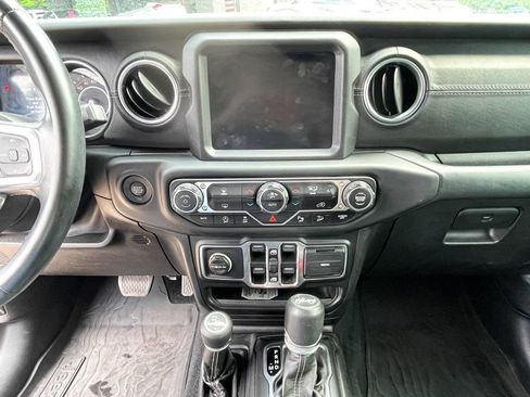 Used 2018 Jeep Wrangler Unlimited Sahara AWD/4WD image 12