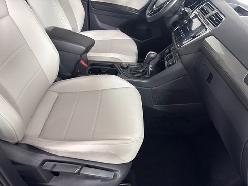 Used 2020 Volkswagen Tiguan SE w/ Panoramic Sunroof Package image 27