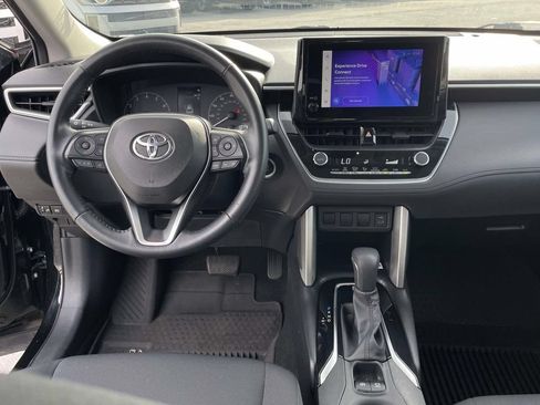 Used 2023 Toyota Corolla Cross LE w/ Moonroof Package FWD image 4
