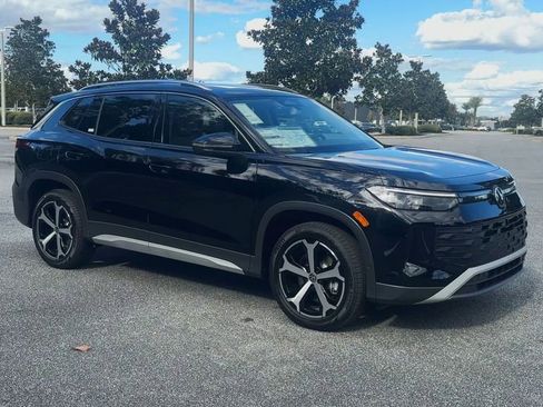 New 2025 Volkswagen Tiguan SE image 2