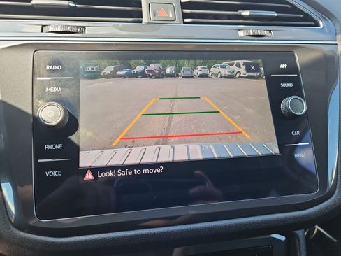 Used 2022 Volkswagen Tiguan SE FWD image 18