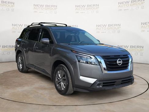 Used 2024 Nissan Pathfinder SV w/ SV Premium Package FWD image 7