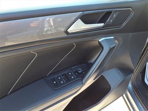 Used 2022 Volkswagen Tiguan SE image 8