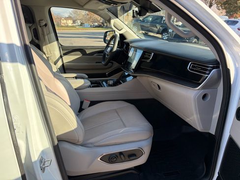 Used 2022 Jeep Wagoneer Series III w/ Convenience Group I image 9