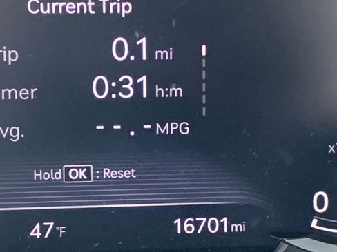 Used 2025 Genesis G70 2.5T image 40