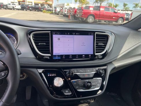Used 2024 Chrysler Pacifica Touring image 18