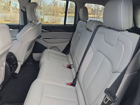 Used 2022 Jeep Grand Cherokee Overland w/ Advanced Protech Group III AWD/4WD image 27