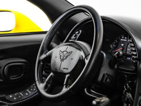 Used 2000 Chevrolet Corvette Convertible w/ Memory Pkg image 17