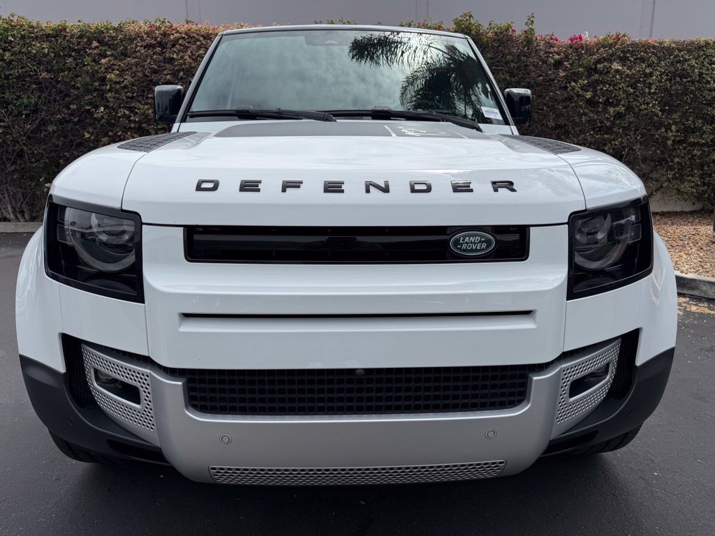 Used 2023 Land Rover Defender 130 SE AWD/4WD image 2