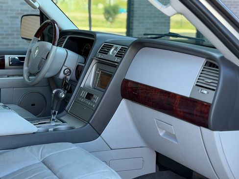Used 2006 Lincoln Navigator Luxury AWD/4WD image 9