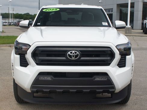 Used 2025 Toyota Tacoma SR5 AWD/4WD image 25