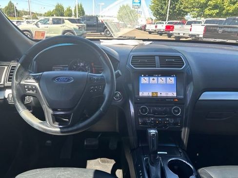 Used 2017 Ford Explorer XLT w/ Equipment Group 202A AWD/4WD image 17