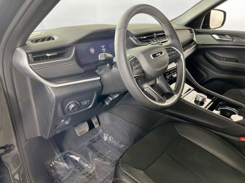 Used 2023 Jeep Grand Cherokee Altitude image 9