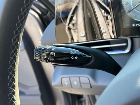 Used 2025 Hyundai Elantra SEL image 22