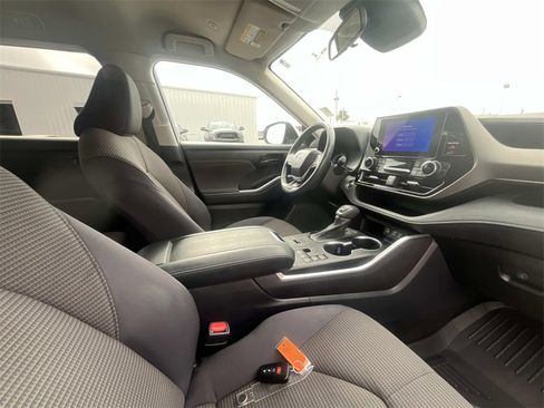 Used 2023 Toyota Highlander LE image 20