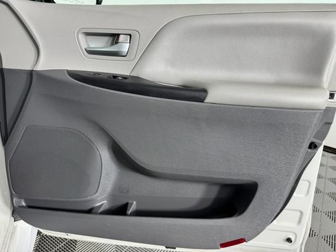 Used 2019 Toyota Sienna LE AWD/4WD image 40
