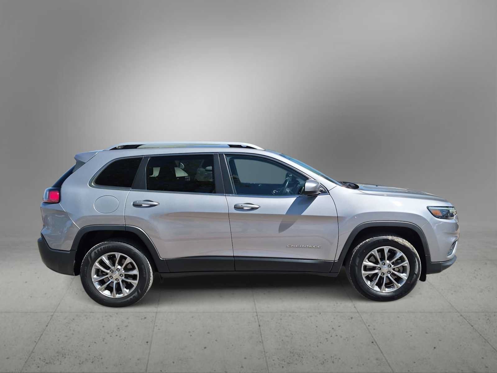 Used 2019 Jeep Cherokee Latitude Plus w/ Cold Weather Group AWD/4WD image 9