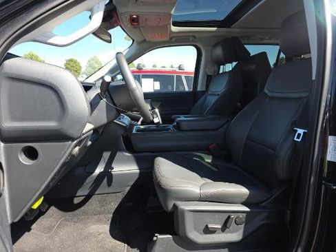 Used 2025 Ford Expedition Active image 3