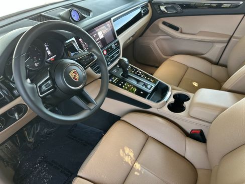 Certified 2025 Porsche Macan AWD/4WD image 4