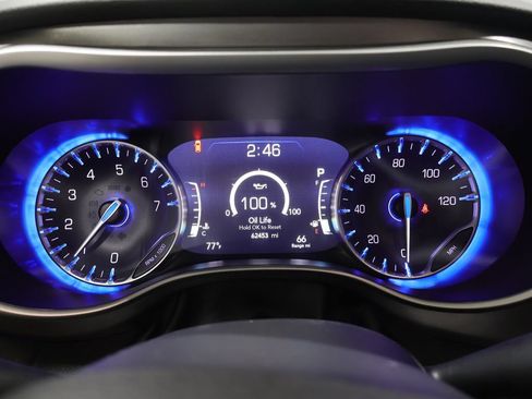 Used 2024 Chrysler Pacifica Touring-L FWD image 4