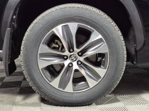 Certified 2024 Toyota Highlander XLE image 29