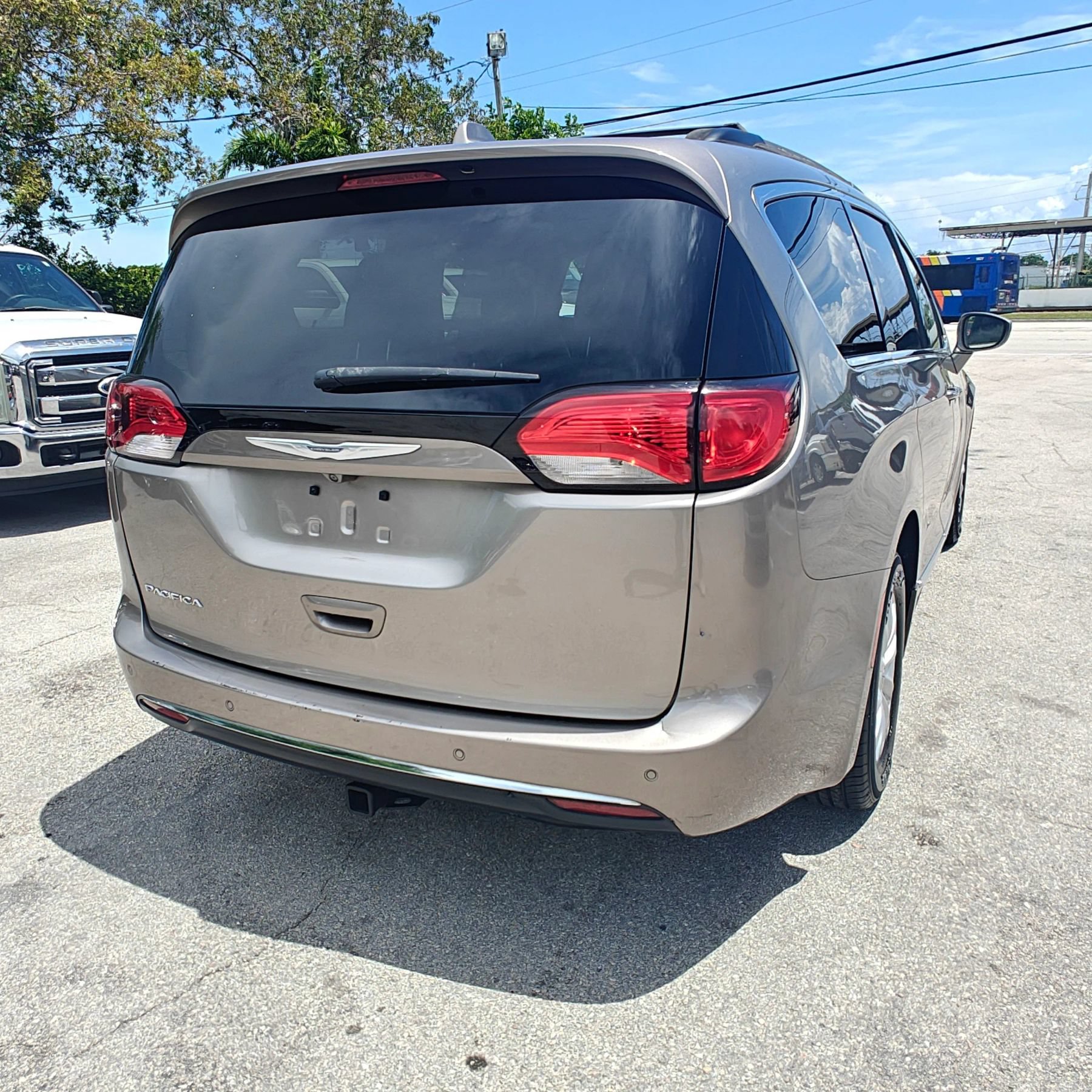 Used 2017 Chrysler Pacifica Touring-L FWD image 8