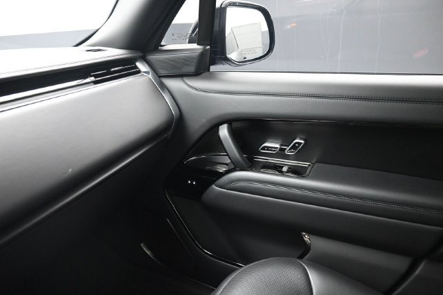 Used 2024 Land Rover Range Rover SV AWD/4WD image 9