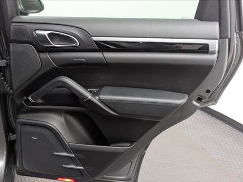 Used 2016 Porsche Cayenne AWD/4WD image 21