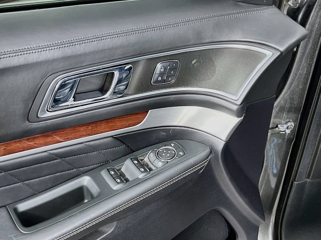 Used 2018 Ford Explorer Platinum AWD/4WD image 18