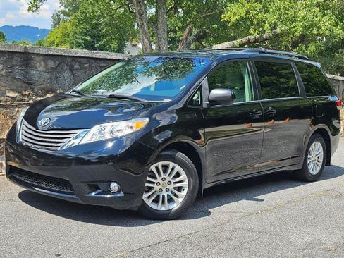 Used 2014 Toyota Sienna XLE FWD image 4