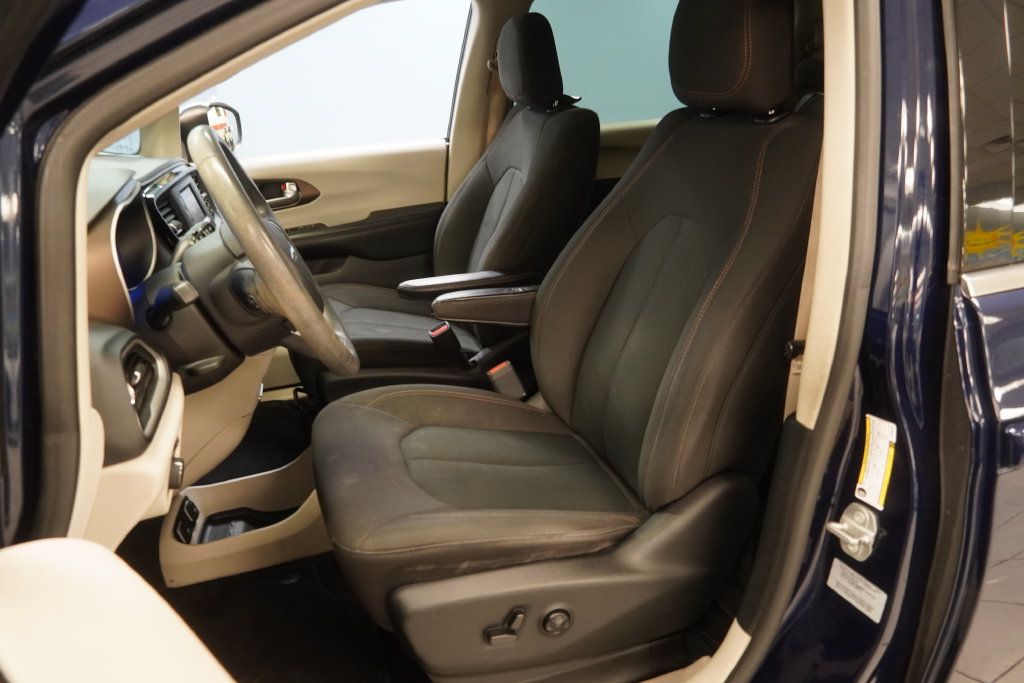 Used 2017 Chrysler Pacifica Touring FWD image 3