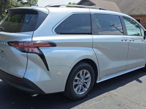 Used 2021 Toyota Sienna LE AWD/4WD image 3