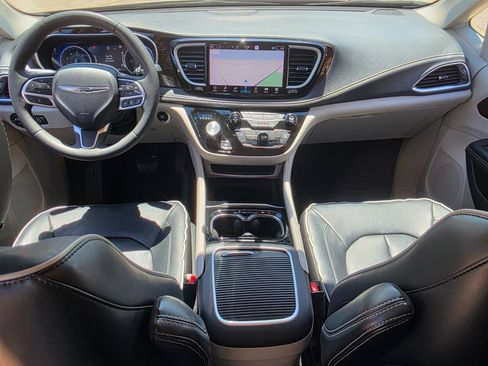 Used 2023 Chrysler Pacifica Limited FWD image 16