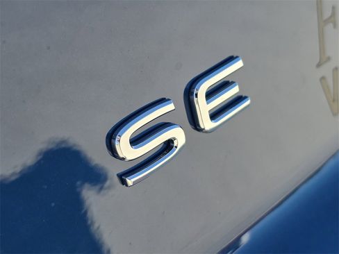 New 2026 Volkswagen Atlas Cross Sport SE image 8