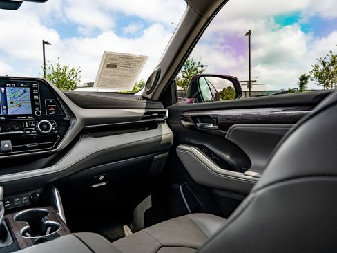 Used 2022 Toyota Highlander Limited FWD image 30
