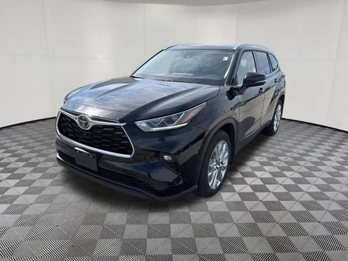 Used 2021 Toyota Highlander Limited w/ Protection Package #3 (TMS) AWD/4WD image 13