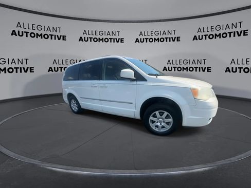 Used 2010 Chrysler Town & Country Touring FWD image 4