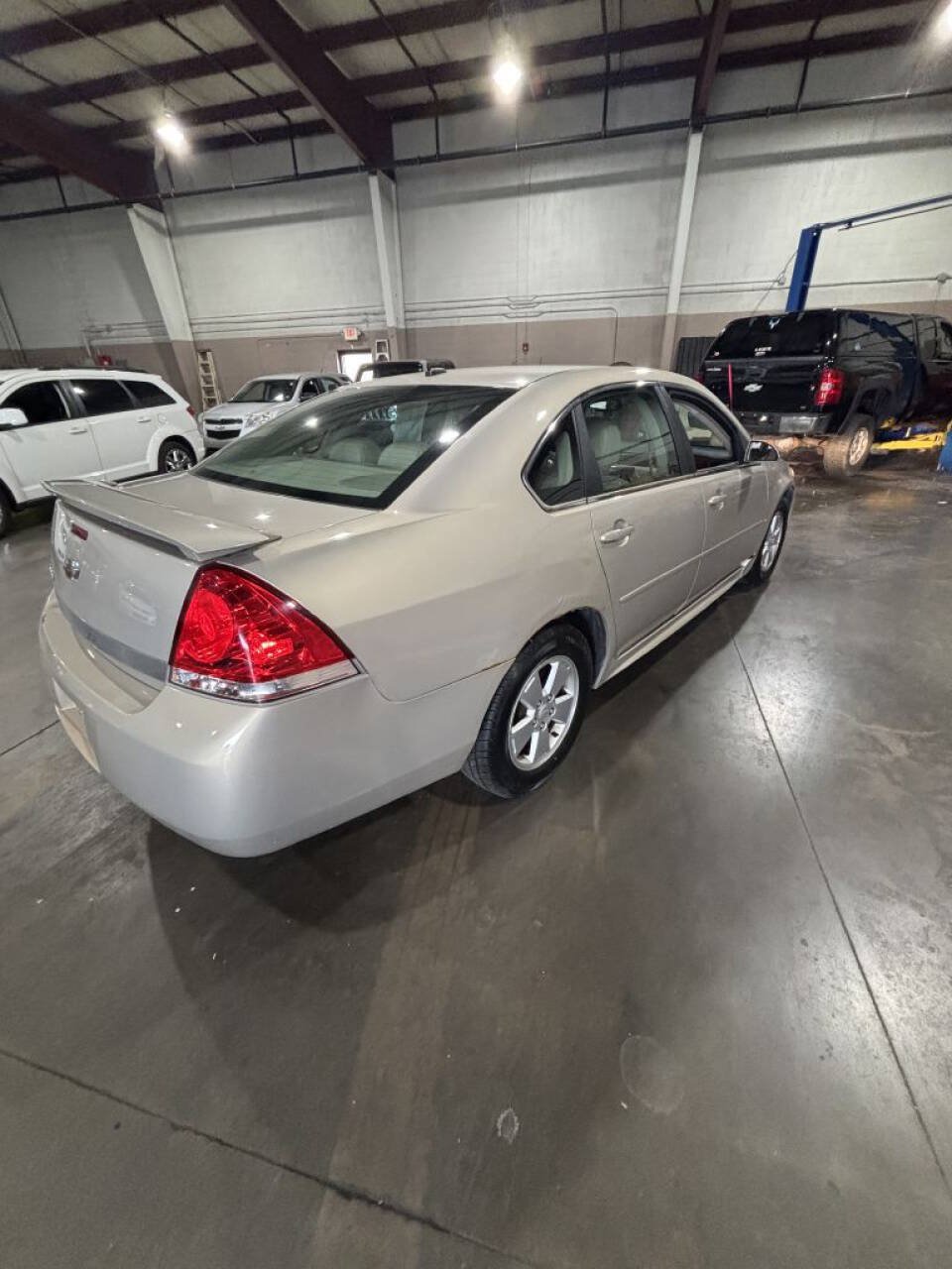 Used 2010 Chevrolet Impala LT w/ Luxury Edition Package FWD image 3