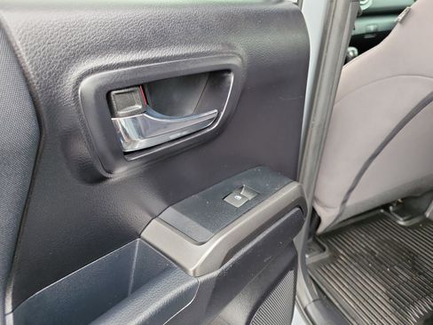 Used 2019 Toyota Tacoma TRD Off-Road w/ Technology Package image 19