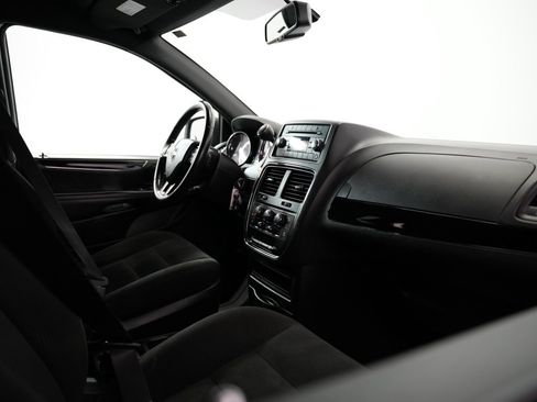 Used 2015 Dodge Grand Caravan SE image 43