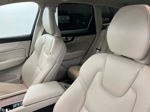 Used 2021 Volvo XC60 T6 Momentum image 16